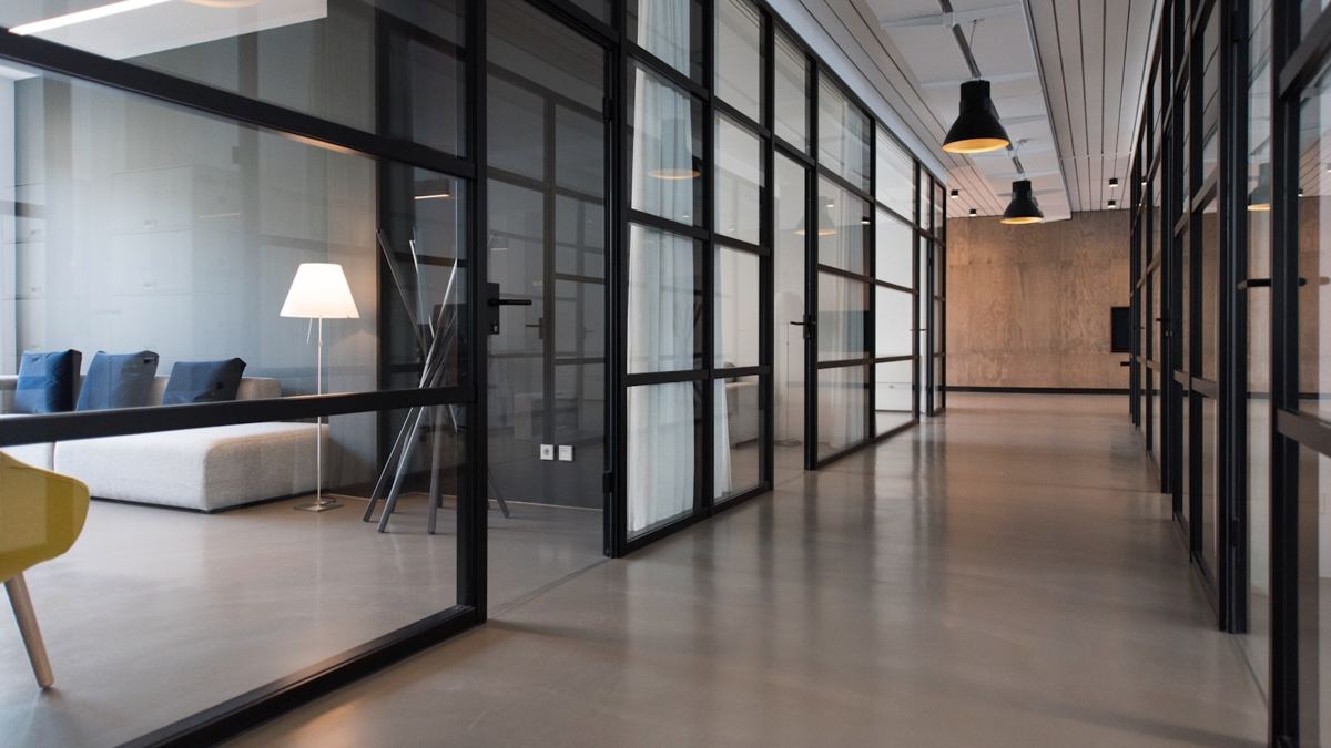 Couloir d'un immeuble de bureaux tertiaire